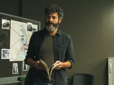 Isak Férriz steht in einer Szene von 