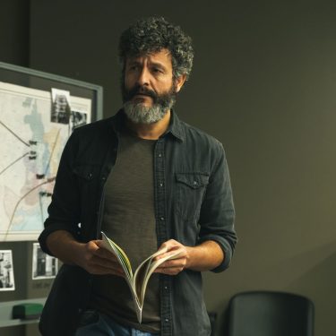 Isak Férriz steht in einer Szene von 