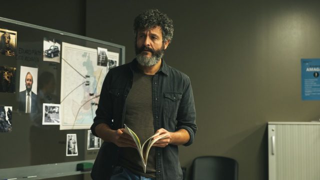 Isak Férriz steht in einer Szene von "Stadt der Schatten" vor einer Tafel