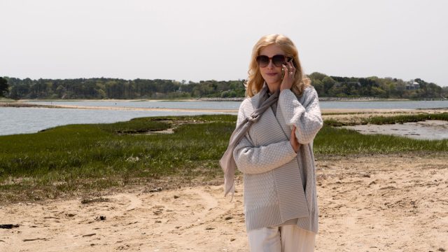 Nicole Kidman telefoniert in einer Szene von "Ein neuer Sommer" am Strand.