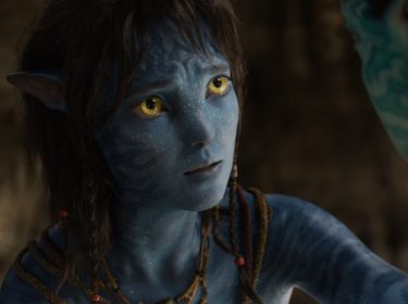 Im Artikel zu Avatar 4 und 5 ist eine Szene aus Avatar 3 zu sehen: Kiri, gespielt von Sigourney Weaver, in einer emotionalen Nahaufnahme.