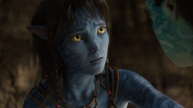 Im Artikel zu Avatar 4 und 5 ist eine Szene aus Avatar 3 zu sehen: Kiri, gespielt von Sigourney Weaver, in einer emotionalen Nahaufnahme.