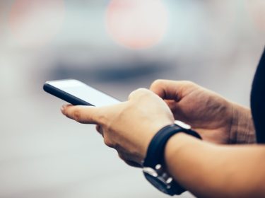 Eine Frau tippt auf ihrem Android-Handy.