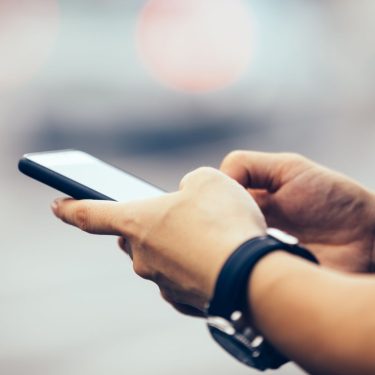 Eine Frau tippt auf ihrem Android-Handy.