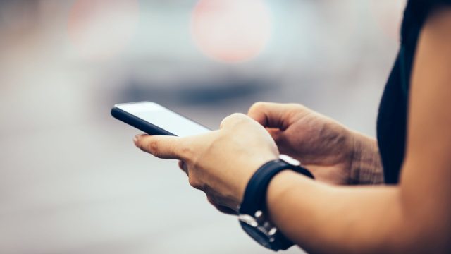 Eine Frau tippt auf ihrem Android-Handy.