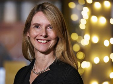 Krimiautorin Eva Almstädt posiert bei einer Lesung in Köln für die Kamera.