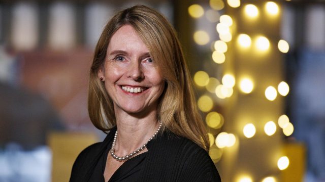 Krimiautorin Eva Almstädt posiert bei einer Lesung in Köln für die Kamera.