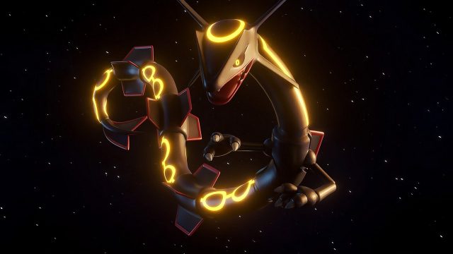 Ein Shiny-Rayquaza vor schwarzem Hintergrund.