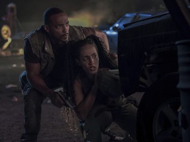 Anthony Mackie und Tiana Okoye hocken in einer 