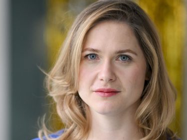 Schauspielerin Laura Lippmann posiert bei einem Fototermin für 