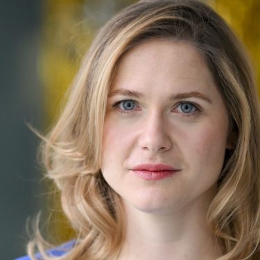 Schauspielerin Laura Lippmann posiert bei einem Fototermin für 