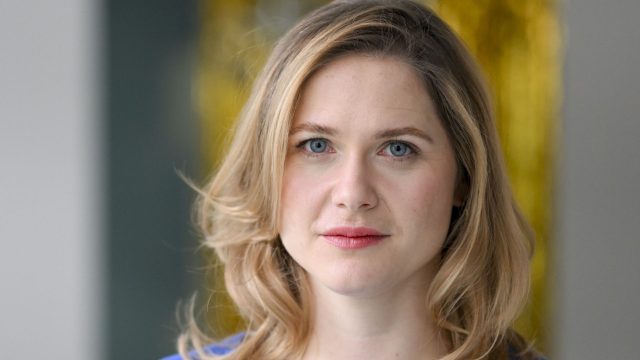 Schauspielerin Laura Lippmann posiert bei einem Fototermin für "Frieda - Feuer und Flamme" für die Kamera.