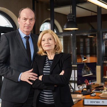 Herbert Knaup und Sabine Postel aus der TV-Serie „Die Kanzlei“.