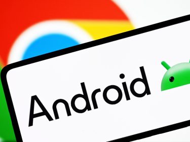 Das Logo von Android ist auf einem Handy zu sehen.