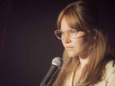 Sonja Gerhardt steht in 