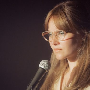 Sonja Gerhardt steht in 