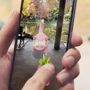 Jemand gibt seinem Flegmon in „Pokémon GO“ eine Himmihbeere.