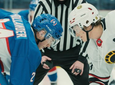 Hudson Williams und Connor Storrie beim Hockeyspiel in einer Szene von 