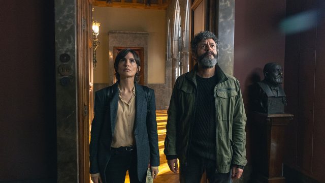 Verónica Echegui als Rebeca Garrido, Isak Férriz als Milo Malart in Folge 2 von „Stadt der Schatten“.