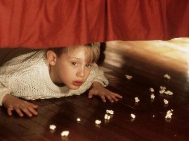 Auf dem Bild in dem Artikel zu den Weihnachtsfilmen im TV ist eine Szene aus dem Film „Kevin – Allein zu Haus“ zu sehen.