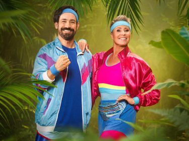 Auf dem Bild in dem Artikel zum Dschungelcamp 2026 sind Jan Köppen und Sonja Zietlow zu sehen.