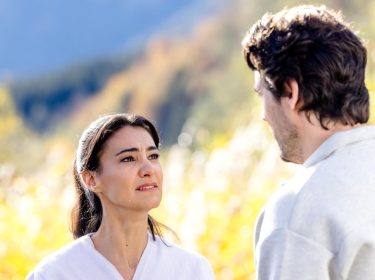 Bianca Marino (Rosetta Pedone) und Julian Gerlach (Alexander Milo) in einer Szene von 