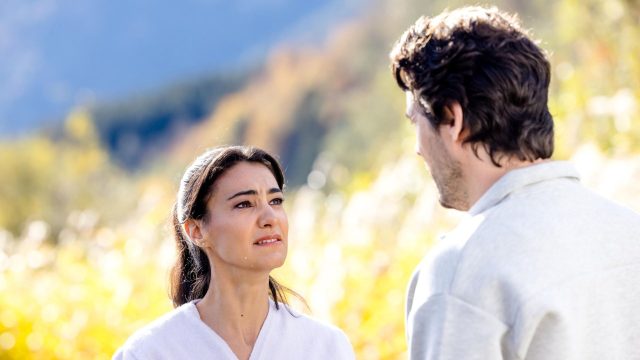 Bianca Marino (Rosetta Pedone) und Julian Gerlach (Alexander Milo) in einer Szene von "Die Landarztpraxis".