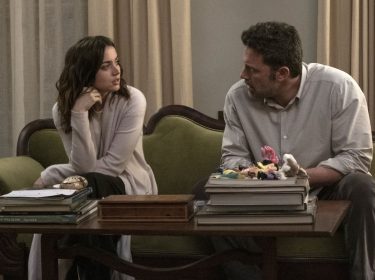 Ana de Armas und Ben Affleck sitzen in einer Szene des Films 