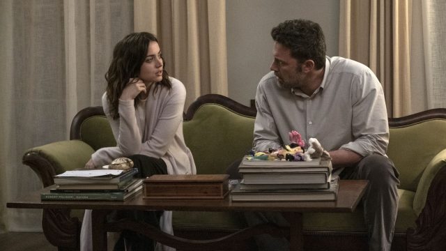 Ana de Armas und Ben Affleck sitzen in einer Szene des Films "Tiefe Wasser" auf einer Couch und schauen sich an.