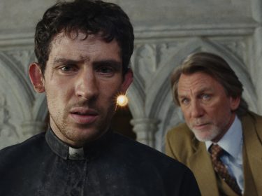 Josh O'Connor und Daniel Craig in Wake Up Dead Man: A Knives Out Mystery