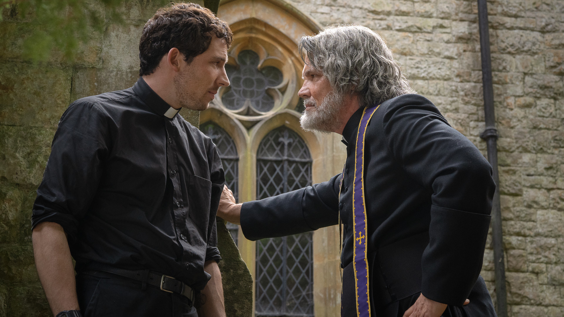 Josh O'Connor und Josh Brolin in Wake Up Dead Man: A Knives Out Mystery