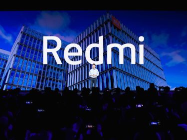 Redmi-Manager Lu Weibing stellt ein neues Redmi-Handy auf der Bühne vor.