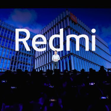 Redmi-Manager Lu Weibing stellt ein neues Redmi-Handy auf der Bühne vor.