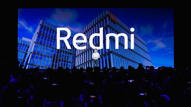 Redmi-Manager Lu Weibing stellt ein neues Redmi-Handy auf der Bühne vor.
