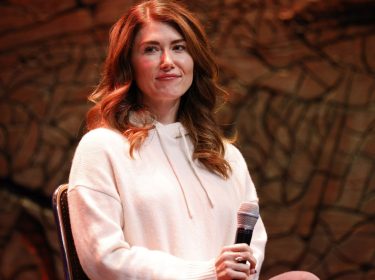 Jewel Staite sitzt bei einem Auftritt auf der FedCon 29 auf einem Stuhl samt Mikro.