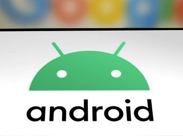 Das Android-Logo ist auf einem Smartphone zu sehen.