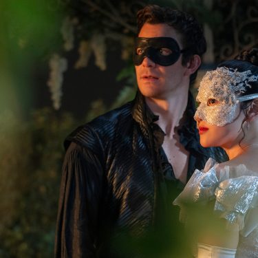 Auf dem Bild in dem Artikel zu den Serien 2026 sind zwei maskierte Figuren aus Bridgerton Staffel 4 zu sehen.