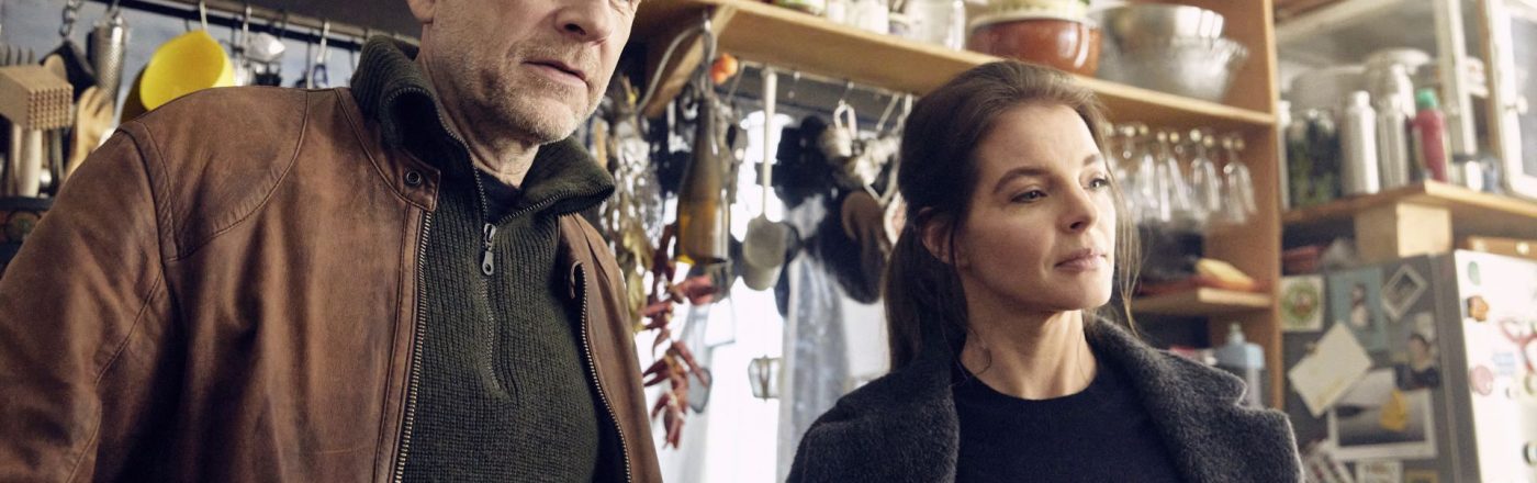 Götz Schubert und Yvonne Catterfeld befragen in einer Szene von 