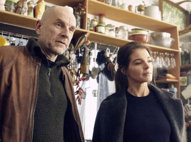 Götz Schubert und Yvonne Catterfeld befragen in einer Szene von 