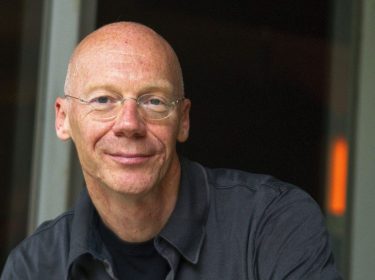 Der Autor Cay Rademacher posiert bei einem Interview in Spanien für die Kamera.