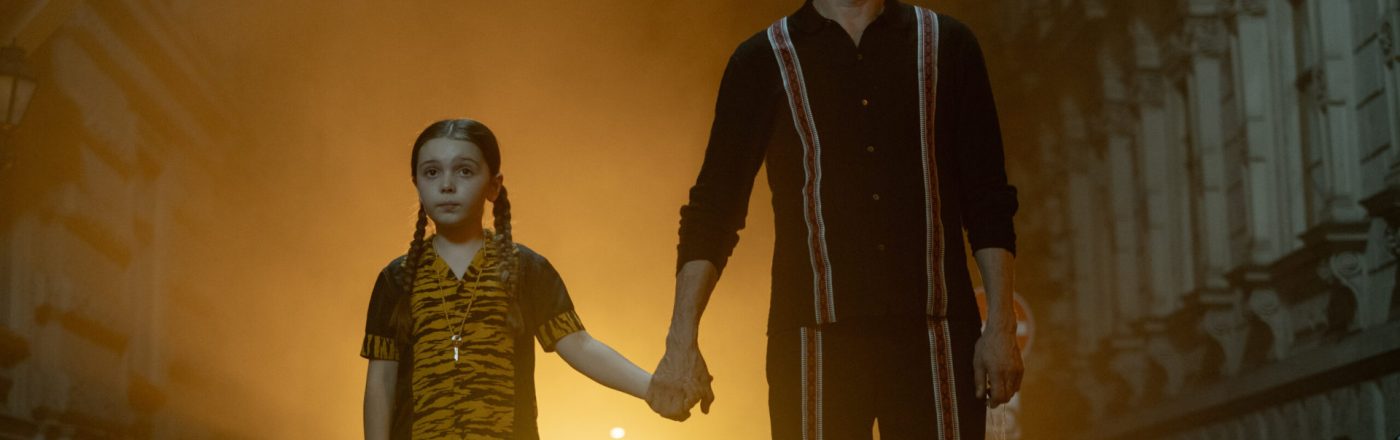 Mads Mikkelsen und Sophie Sloan in Dust Bunny