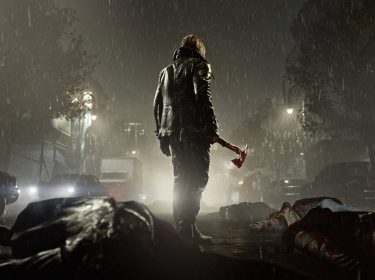 Leon S. Kennedy steht im Dunkeln auf einer Straße. Um ihn herum liegen erledigte Untote, er hält eine Axt in der Hand.