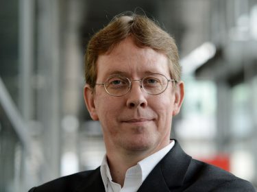 Cody McFadyen posiert bei der Frankfurter Buchmesse für die Kamera.