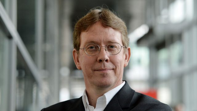 Cody McFadyen posiert bei der Frankfurter Buchmesse für die Kamera.