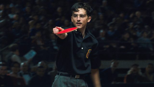 Timothée Chalamet in "Marty Supreme" mit Tischtennisschläger in der Hand.