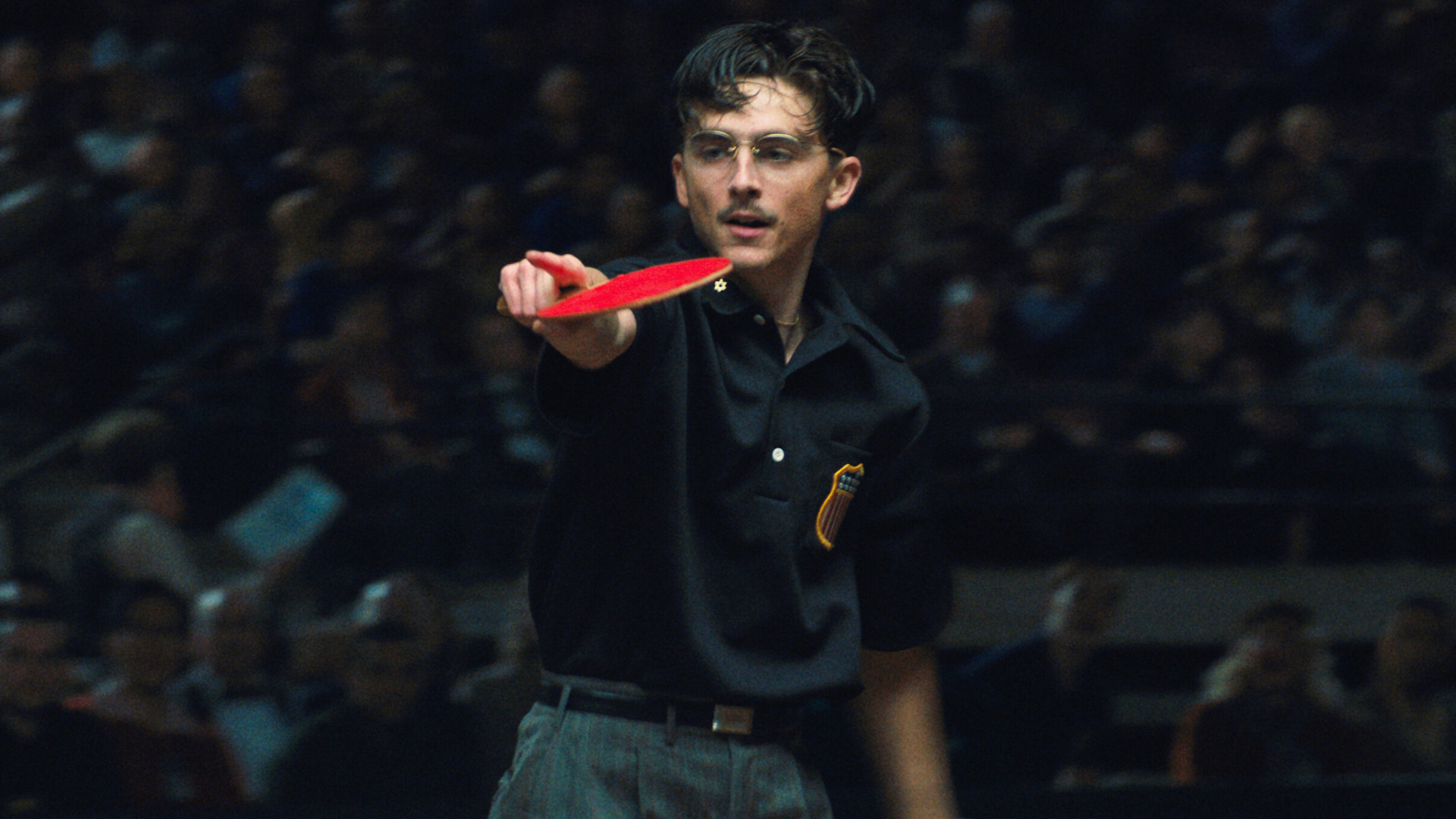 Timothée Chalamet in "Marty Supreme" mit Tischtennisschläger in der Hand.