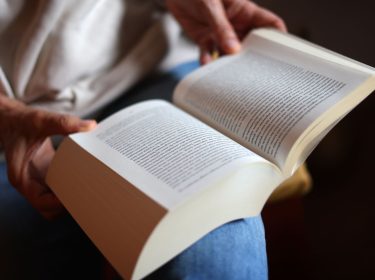 Eine Frau liest ein Buch.