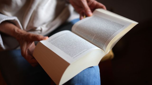 Eine Frau liest ein Buch.