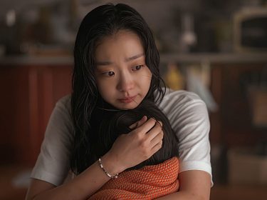 Kim Da-mi (als Gu An-na) umarmt ihr Kind in 