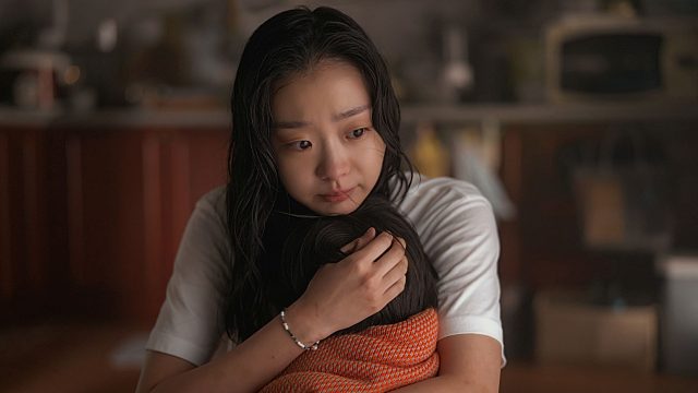 Kim Da-mi (als Gu An-na) umarmt ihr Kind in "The Great Flood".